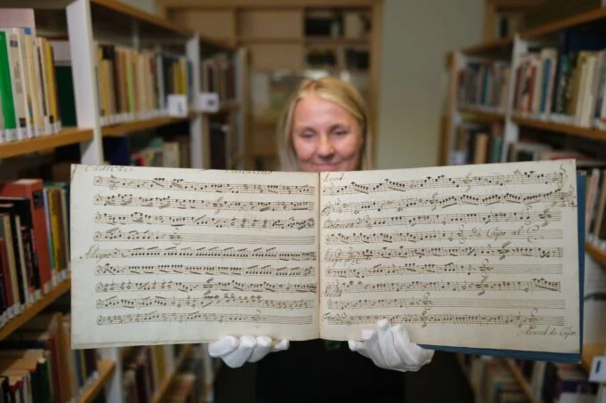A Leipzig Municipal Libraries worker holds the lost Mozart manuscript. Photo: Sebastian Willnow/picture alliance / Getty Images